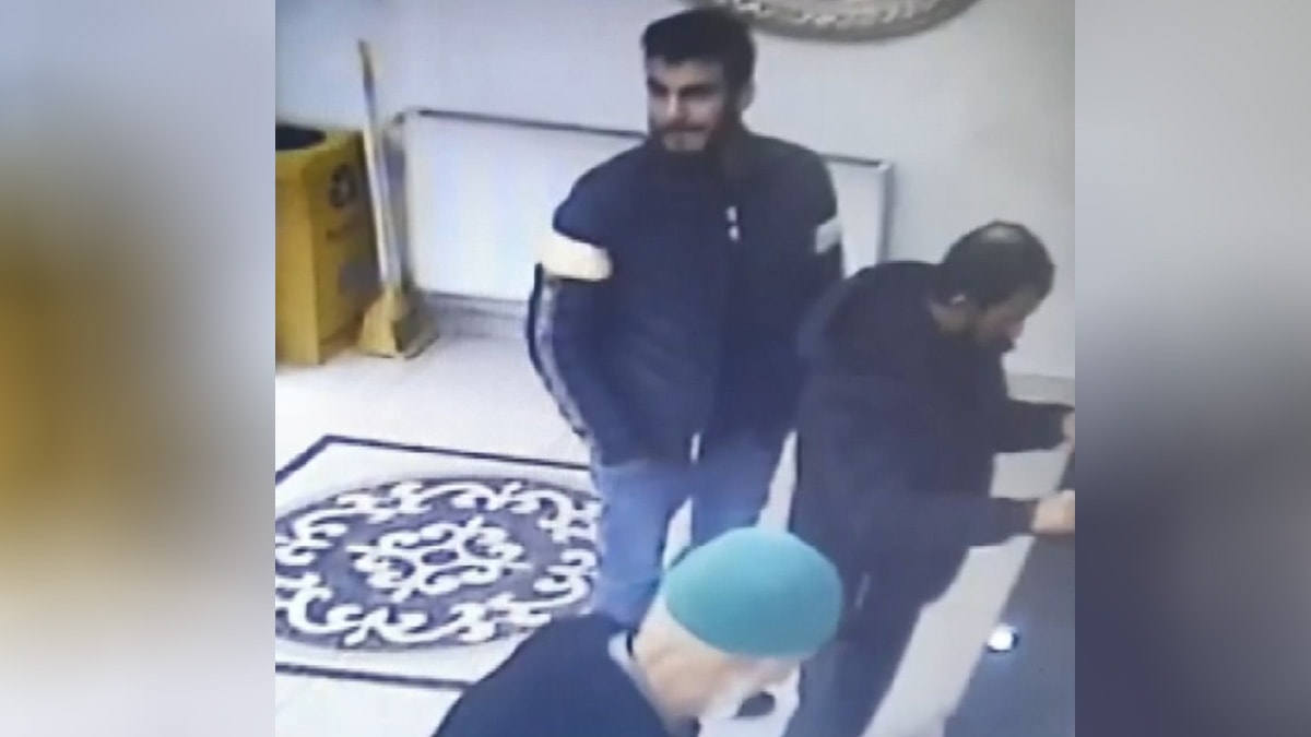 83 yaşındaki adamı döverek gasp etti