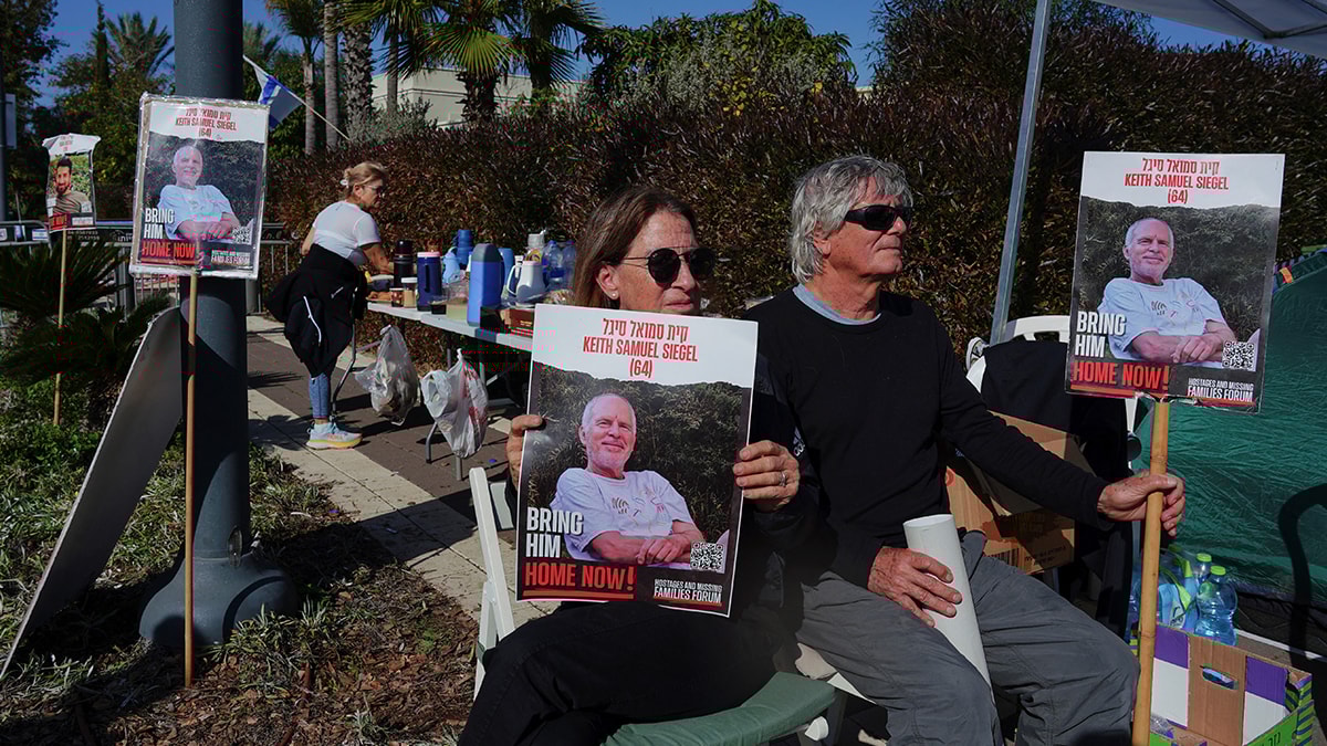 Esir ailelerinden Netanyahu’nun evinin önünde oturma eylemi