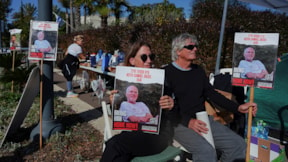 Esir ailelerinden Netanyahu’nun evinin önünde oturma eylemi