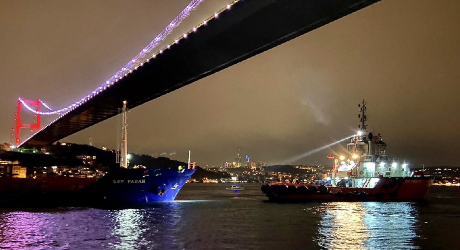 Gemi kurtarıldı, boğaz trafiği normale döndü