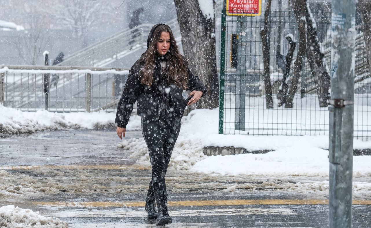 İstanbul'da kar yağışı sürecek mi? Meteoroloji'den uyarılar...