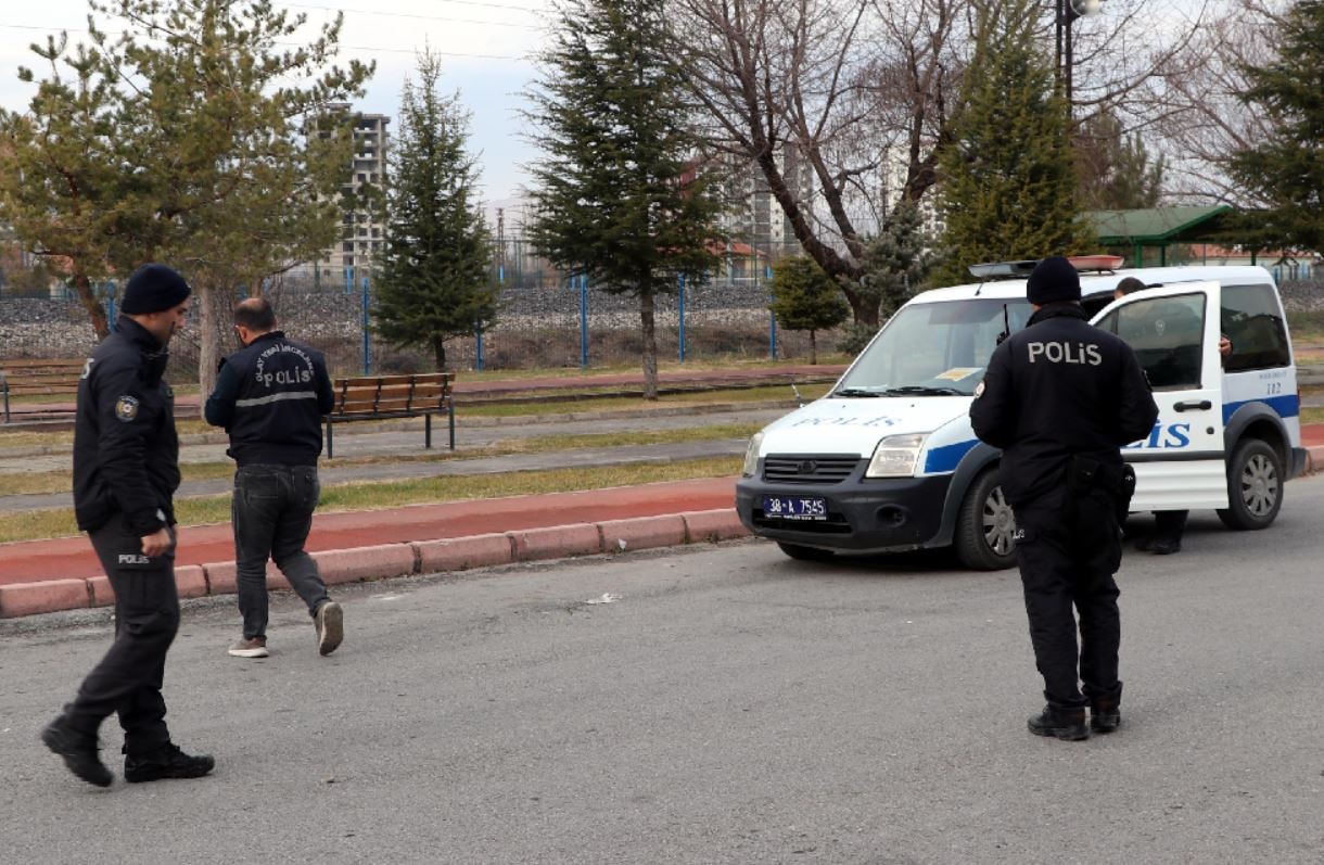 Temizlik işçisi ile tartıştı, karnından vurdu