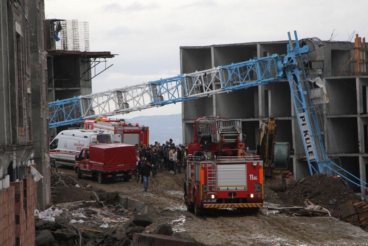 Şantiyede korkunç ölüm: Kule devrildi, vücudu demirlere asılı kaldı