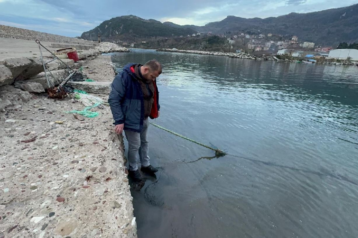 Fırtına sonrası limanda ilginç görüntü: Suda yürüdüler