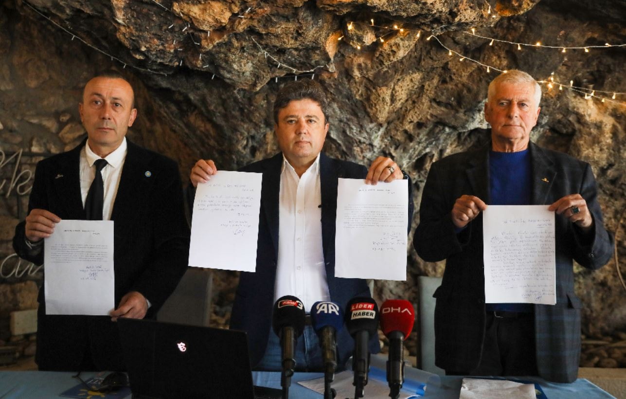 İYİ Parti'de 6 istifa:  'Tabela partisi oluruz...'