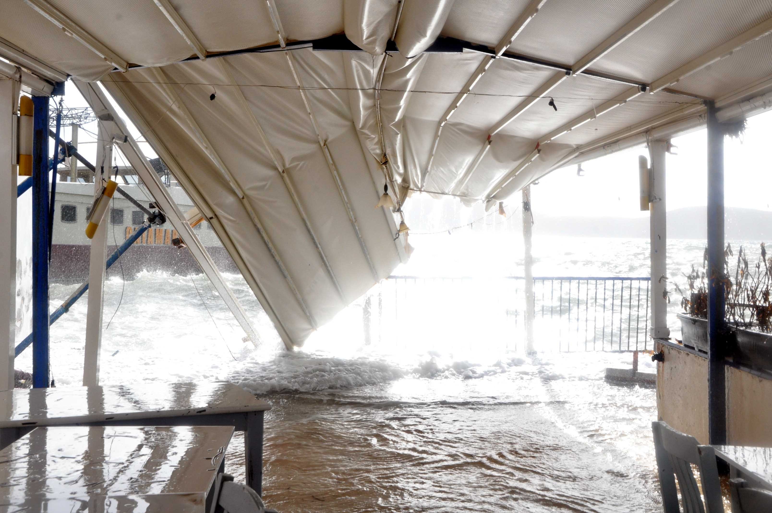 Kuvvetli lodos vurdu: Tekneler battı, restoranlar harabeye döndü