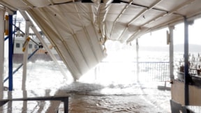 Kuvvetli lodos vurdu: Tekneler battı, restoranlar harabeye döndü