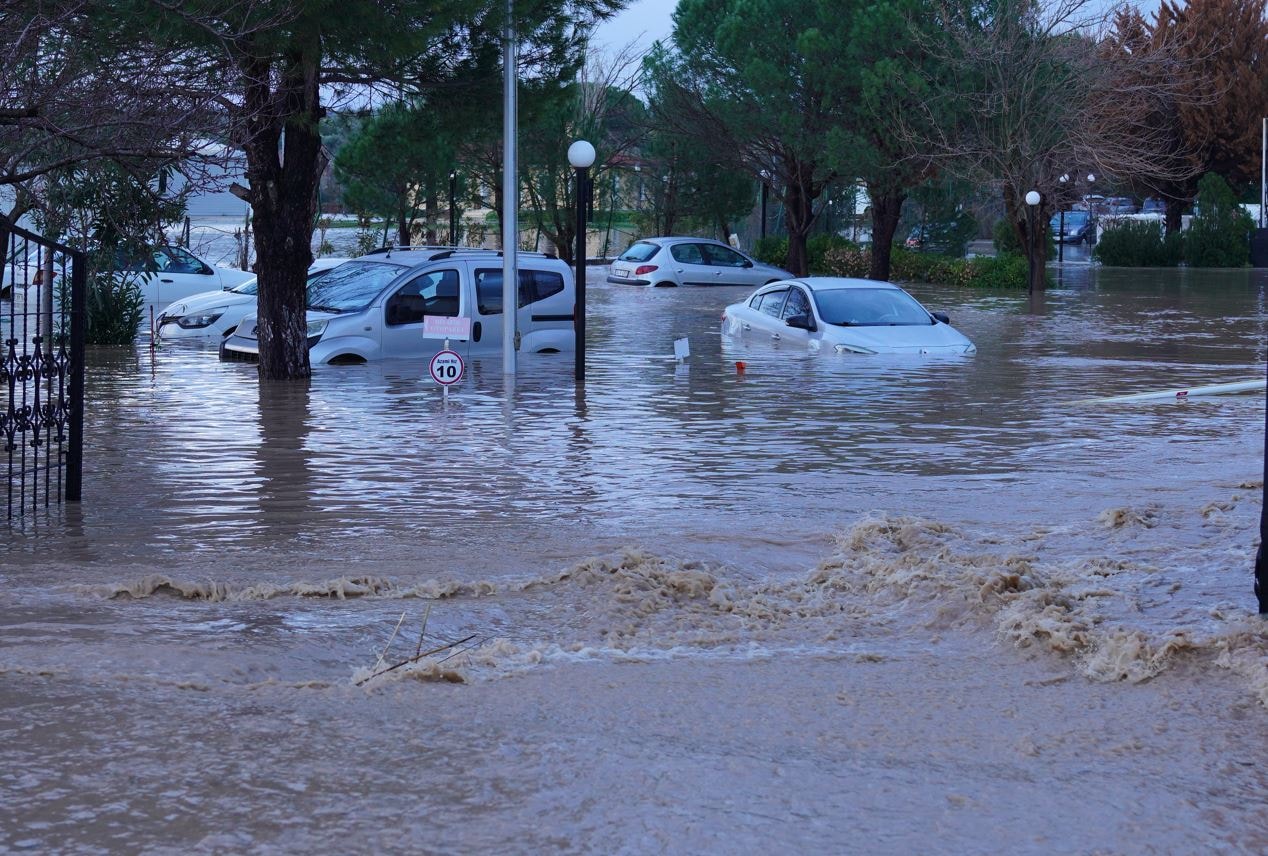 Ayvalık'ı sağanak vurdu, 22 kişi midibüste mahsur kaldı
