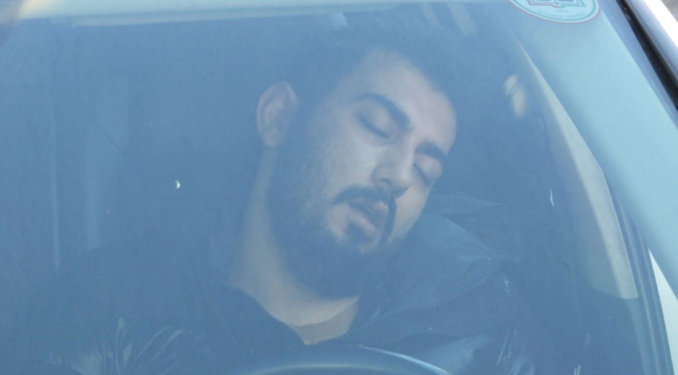 Direksiyon başında uyudu, trafiği kilitledi