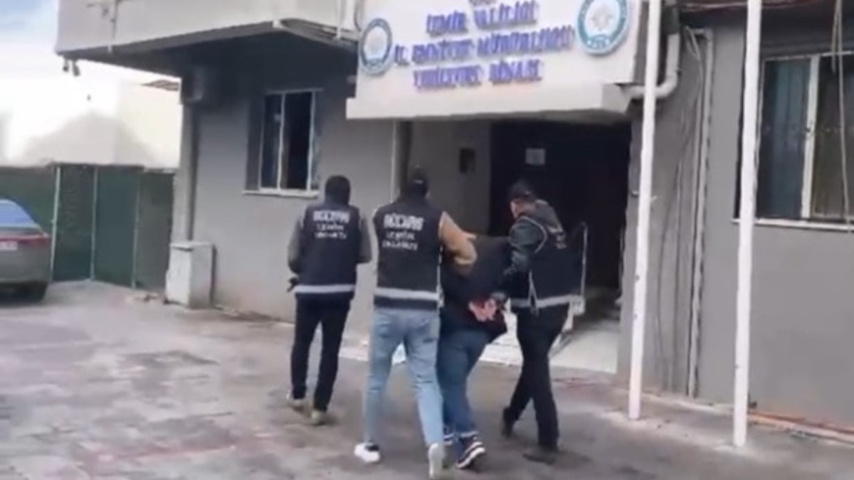 Kırmızı Bülten ile aranıyordu, İzmir'de yakalandı