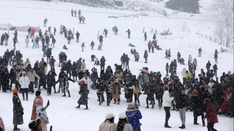 Ayder Yaylası'nda horonlu kar festivali