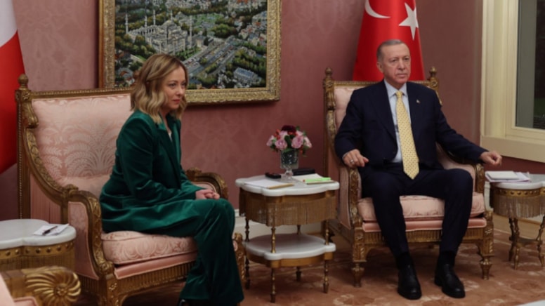 DP'li Aksoy: Meloni, Afrikalı kaçakları Türkiye'ye yollamak istiyor
