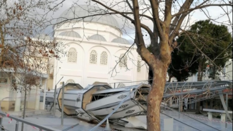 İzmir'de fırtına nedeniyle minare yıkıldı