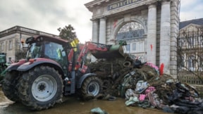 Fransa'da çiftçiler valilik binası önüne saman döktü
