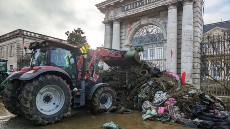Fransa'da çiftçiler valilik binası önüne saman döktü