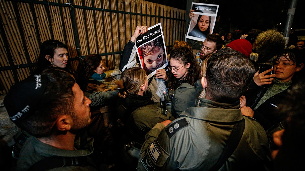 İsrail polisinden savaş karşıtı Yahudilere müdahale