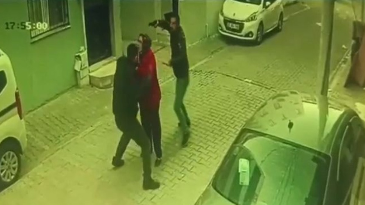 Silahlı kavgada kadını 'kalkan 'olarak kullandı