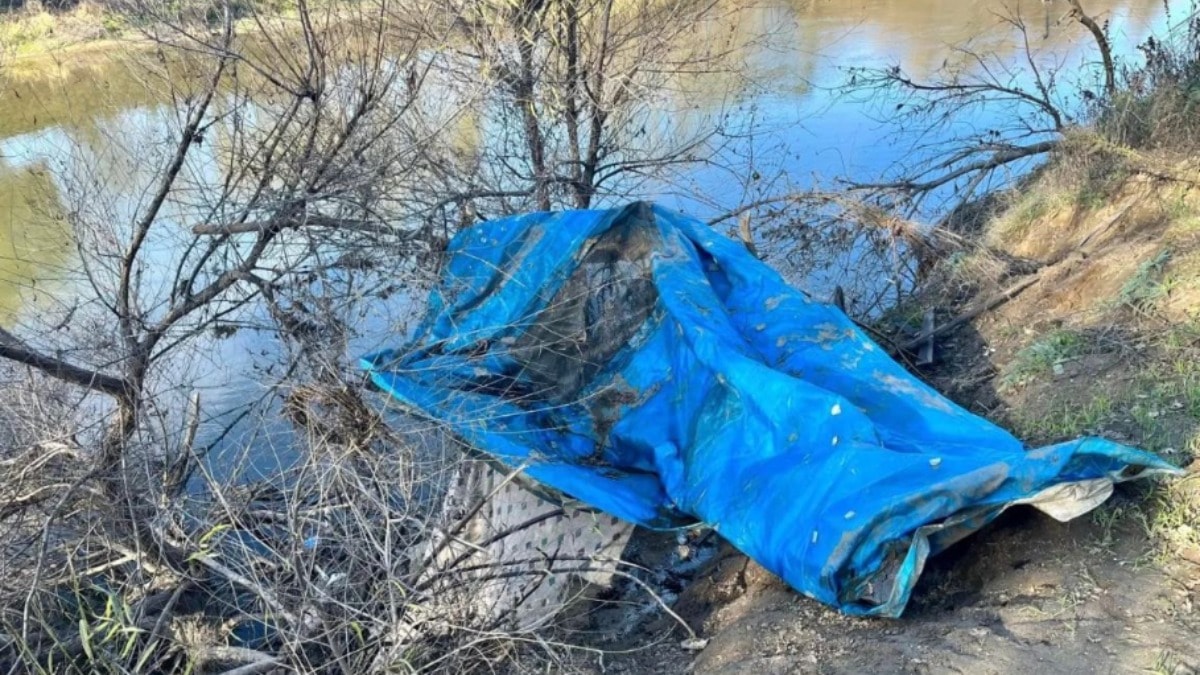 Evsizler mağarayı kazarak ev yaptılar: Mobilya ve eşyalarını getirmişler