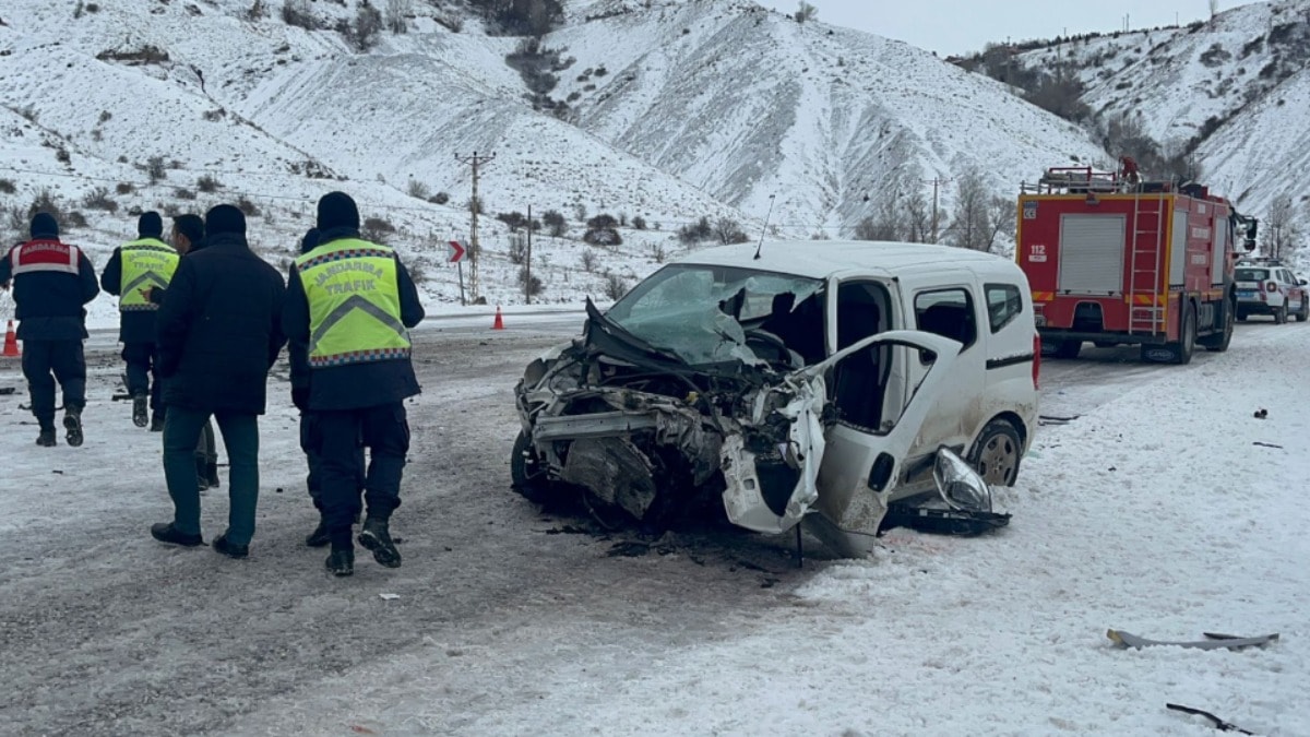 Sivas'ta buzlanmış yolda feci kaza: 26 yaralı