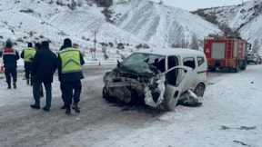 Sivas'ta buzlanmış yolda feci kaza: 26 yaralı