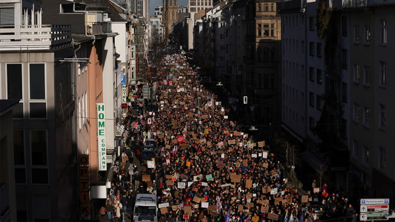 Almanya’da protestolar büyüyor: On binlerce kişi sokağa çıktı