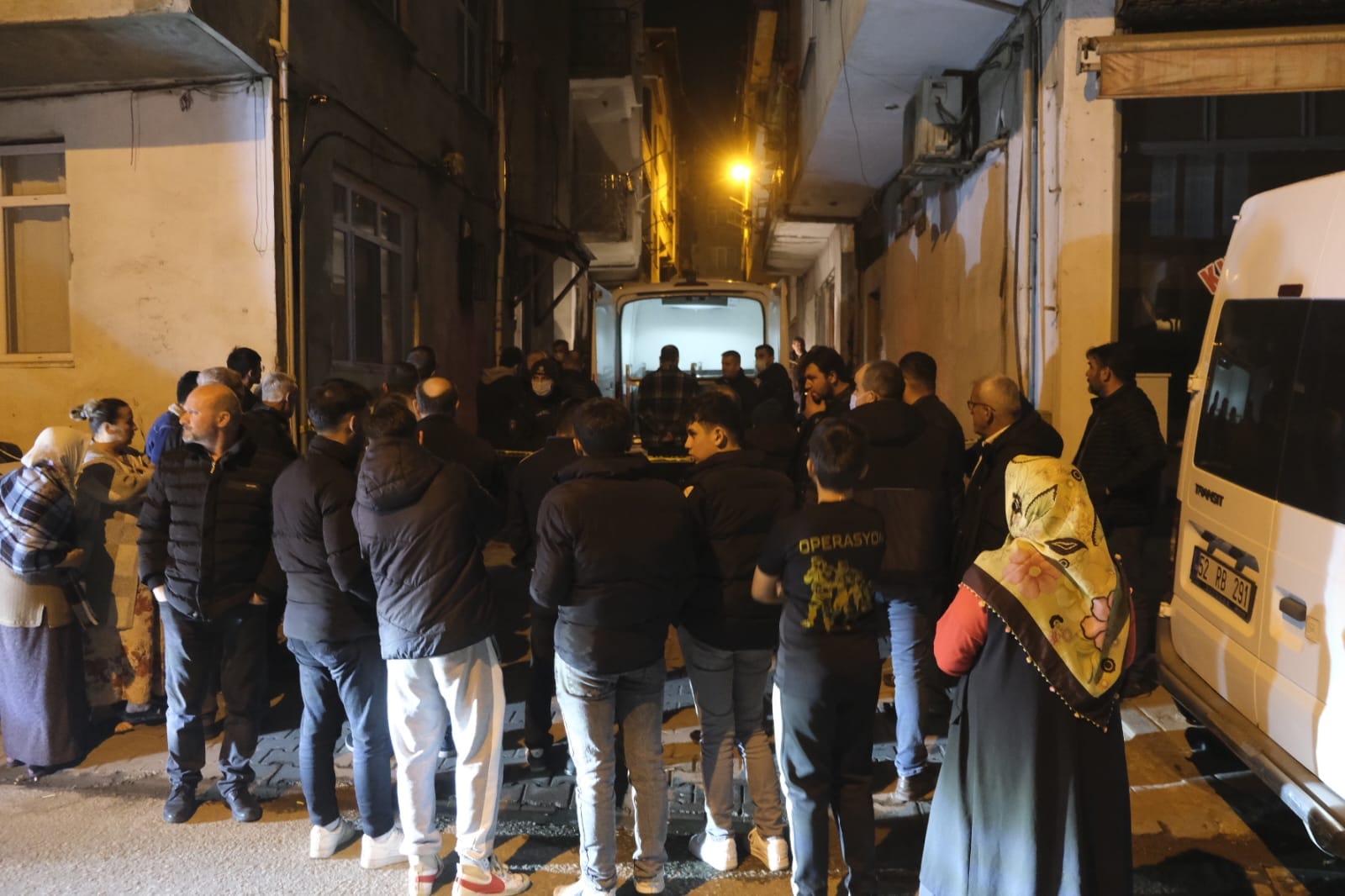 Kayıp olarak aranıyordu... Kötü koku yayılınca çekyatın içinden vahşet çıktı