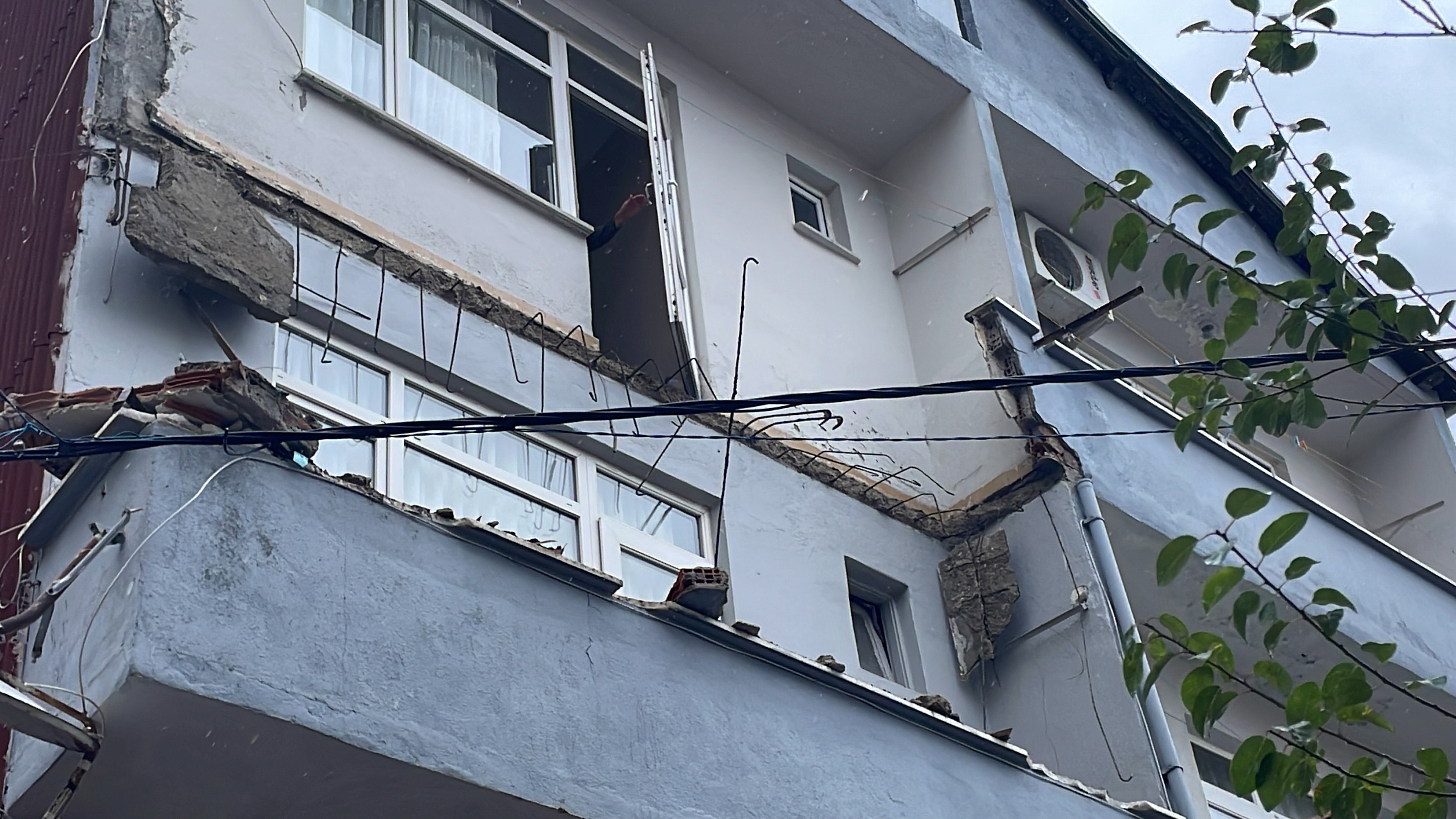 İstanbul'da apartmanın balkonu bir anda sokağa çöktü
