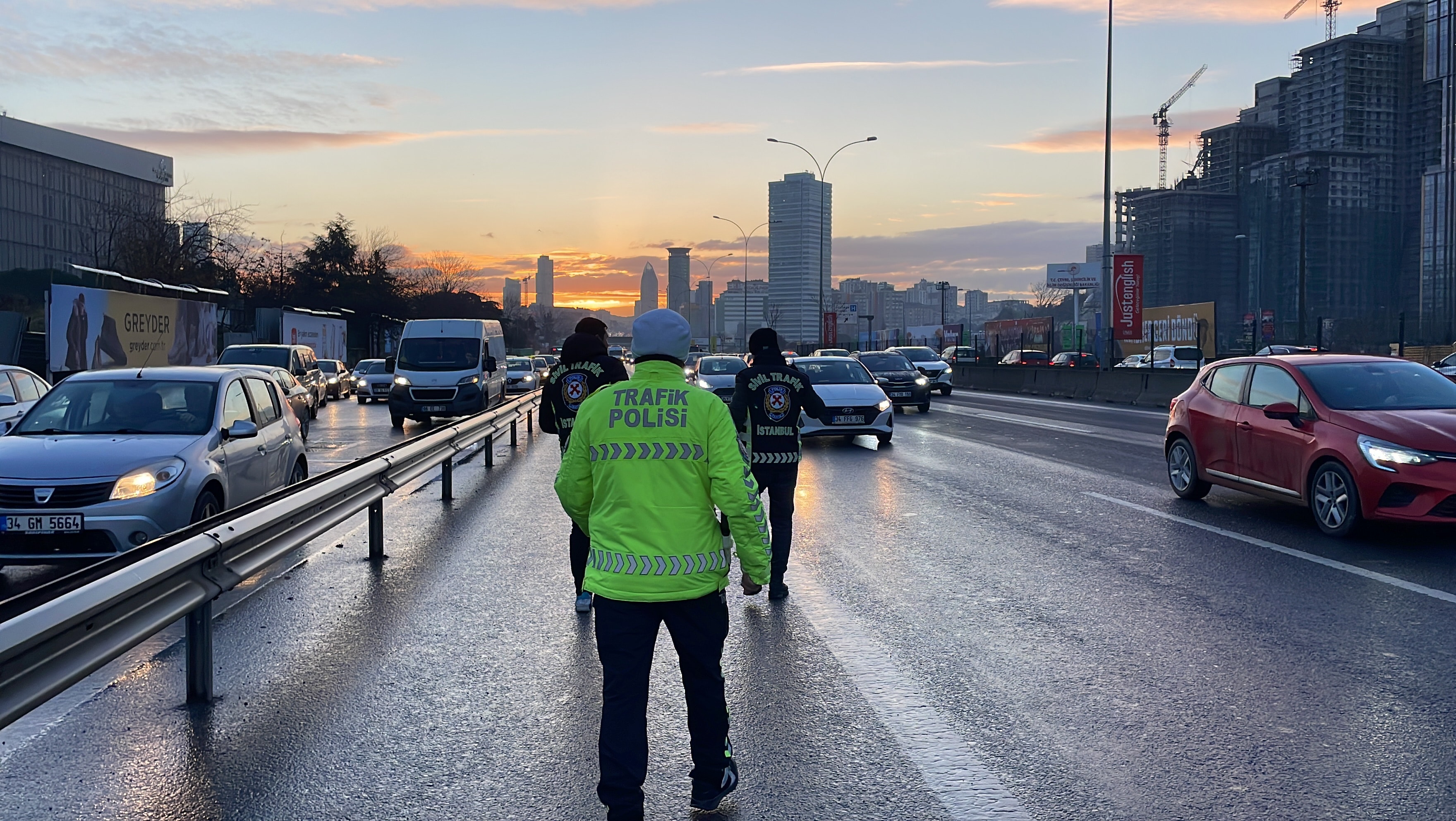 Çakar lamba kullanan 807 sürücüye ceza
