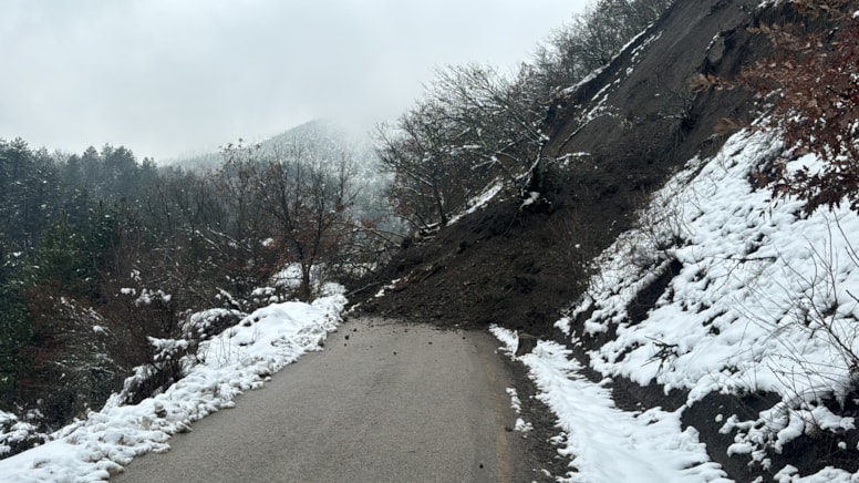 Karabük'te heyelan köy yolunu kapattı