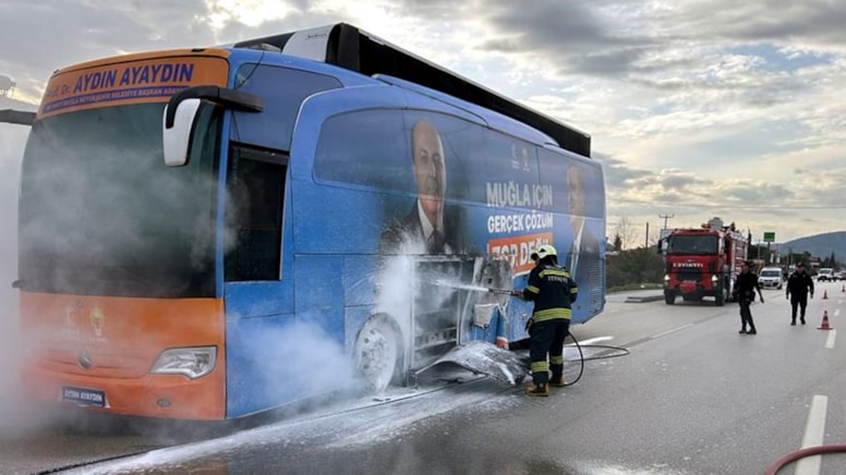 AKP'li başkan adayının otobüsü seyir halinde iken yandı