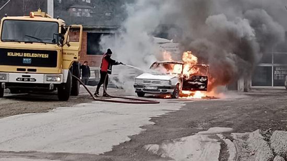 Seyir halindeki araç alevlere teslim oldu