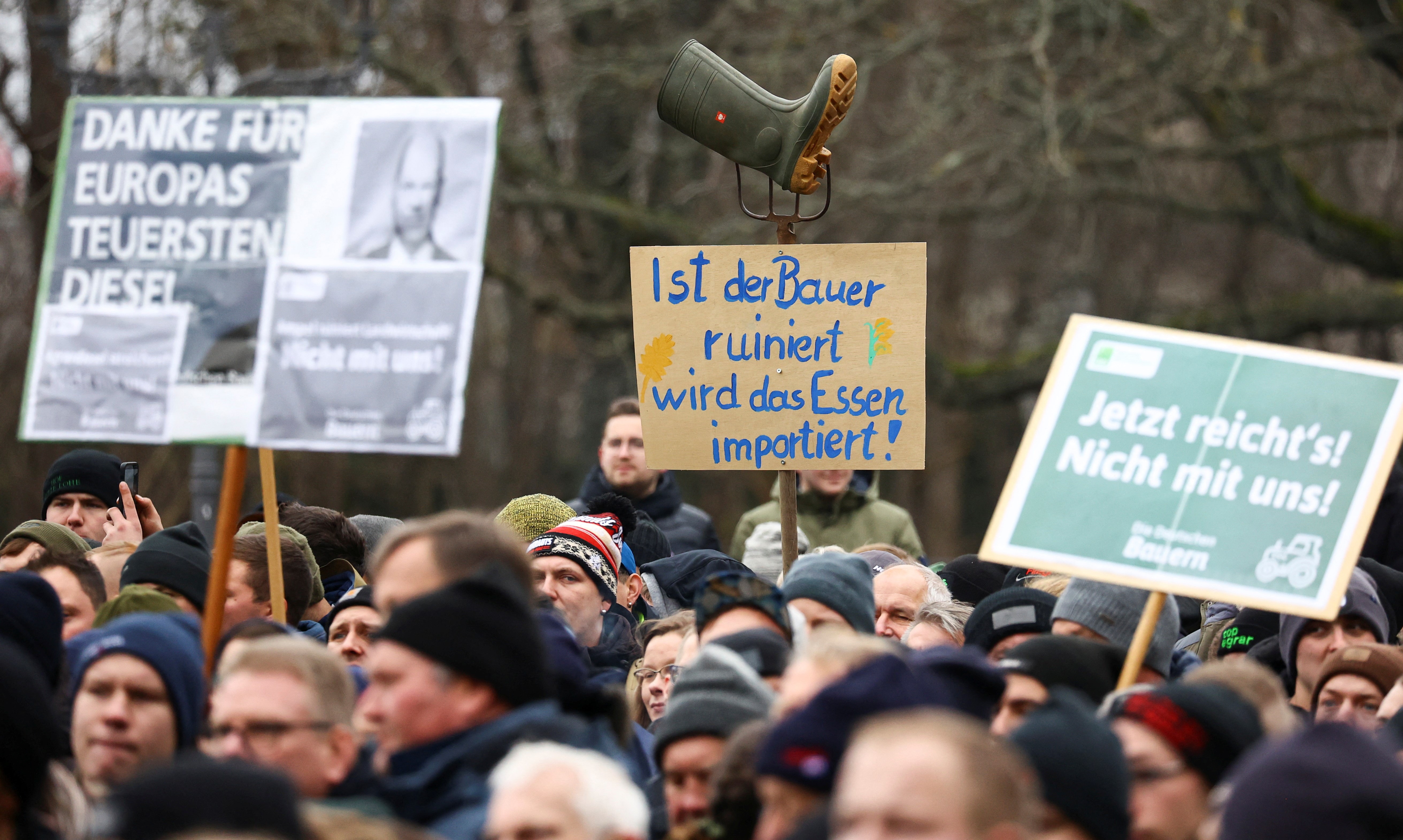 Almanya’da çiftçiler Ekonomi Bakanı'nın feribottan inmesine izin vermedi