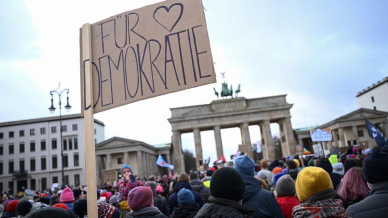 Almanya'da binlerce kişi aşırı sağa karşı toplandı