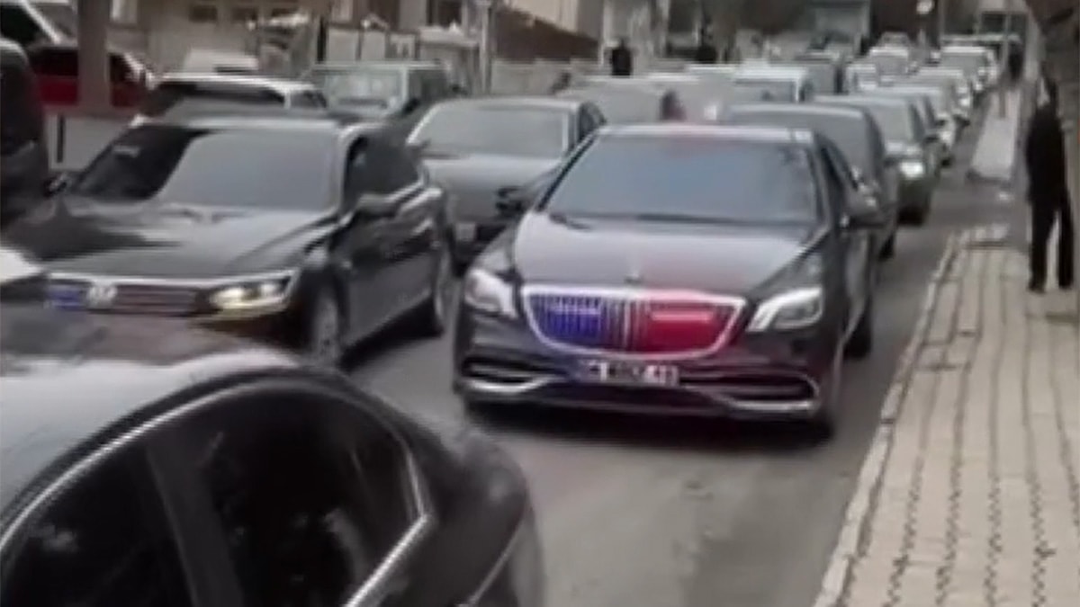 Turgut Altınok'un çakarlı araba konvoyu dikkat çekti