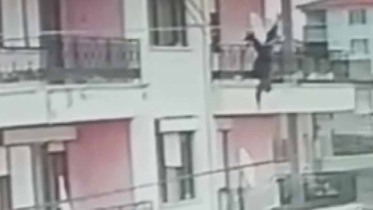 İtfaiye eri balkondan düştü... Ölüm anı kamerada