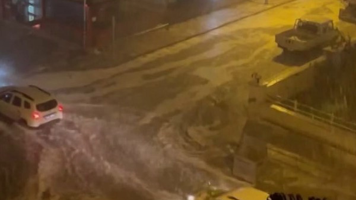 Sağanak Antalya'da hayatı felç etti