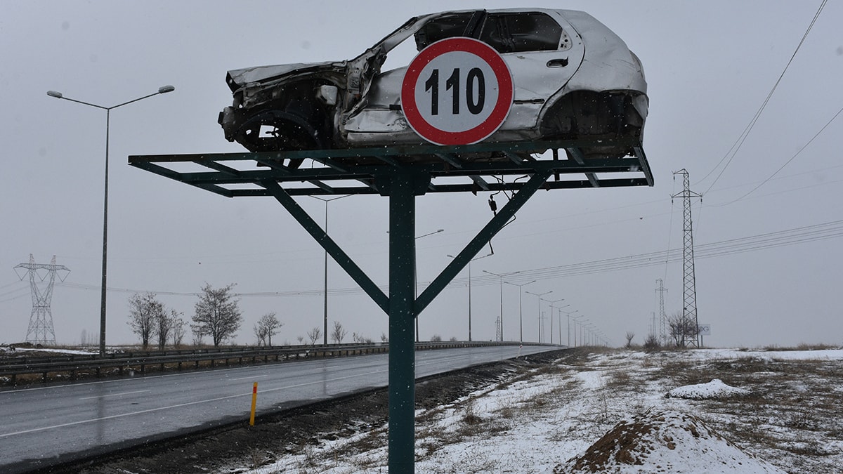 Hasarlı araçlar trafik levhası oldu