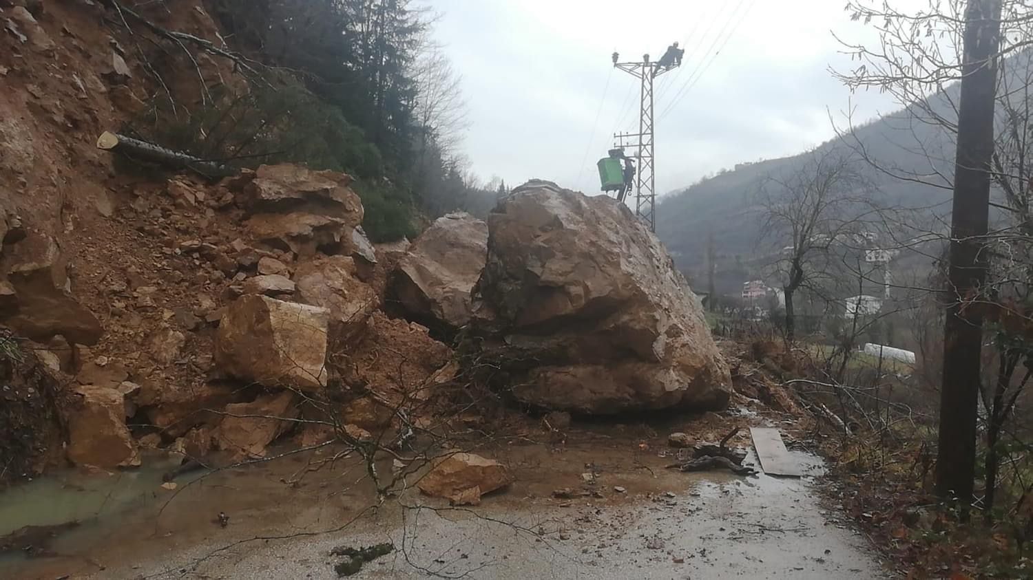 Artvin'de heyelan; köy yolu kapandı, elektrik kesildi