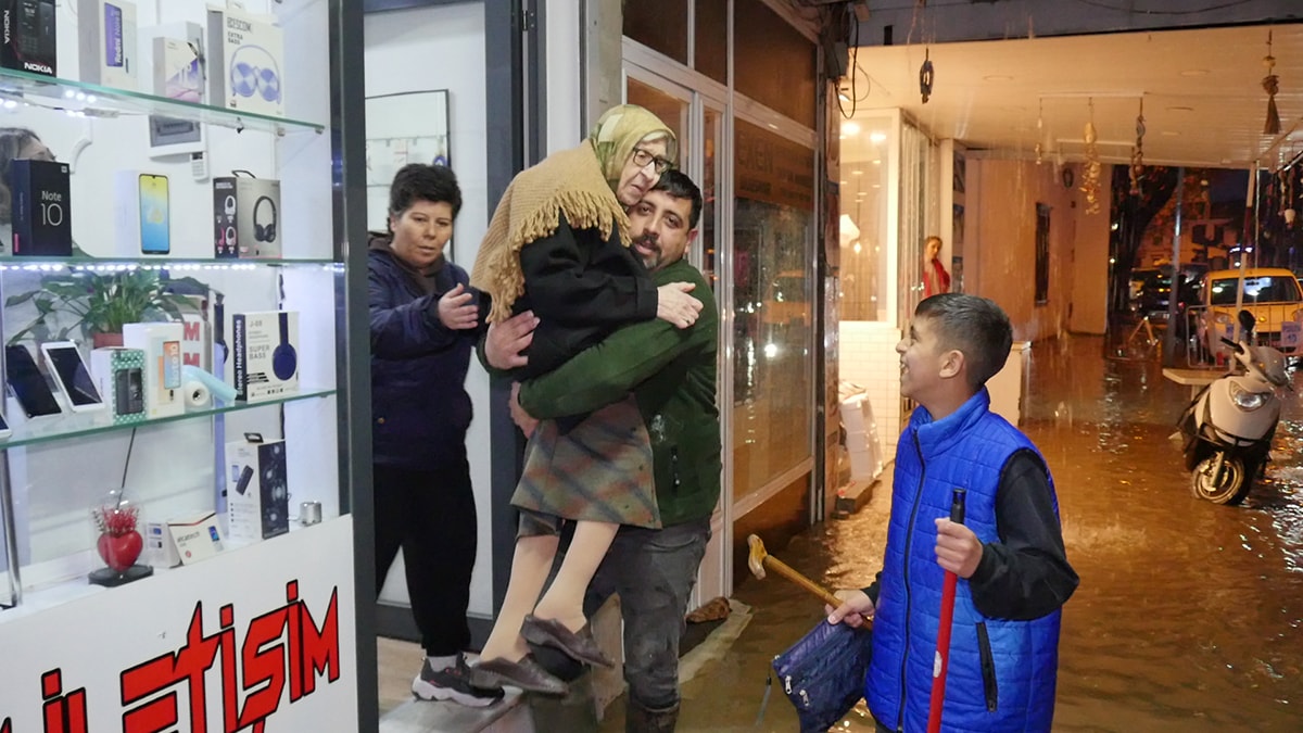 Sağanak yağış hayatı felç etti