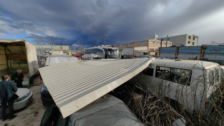 Lodos çatıyı otoparka uçurdu: 3 araç zarar gördü