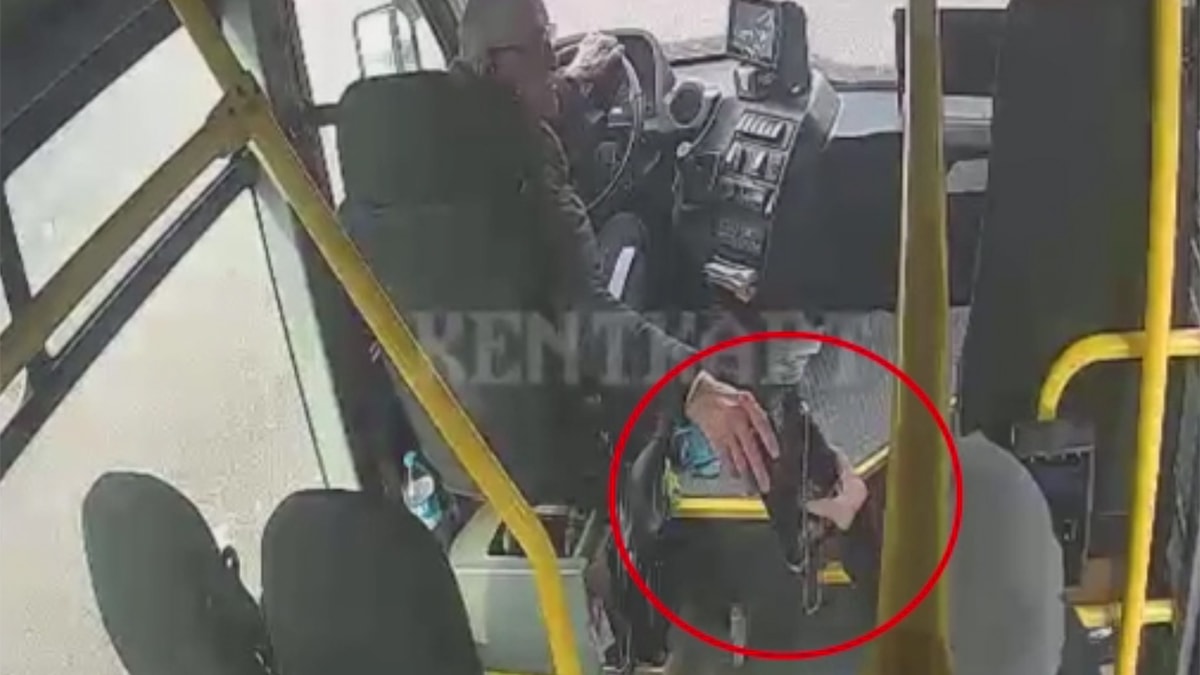 Durakta para dolu çanta buldu, sahibine iade etti