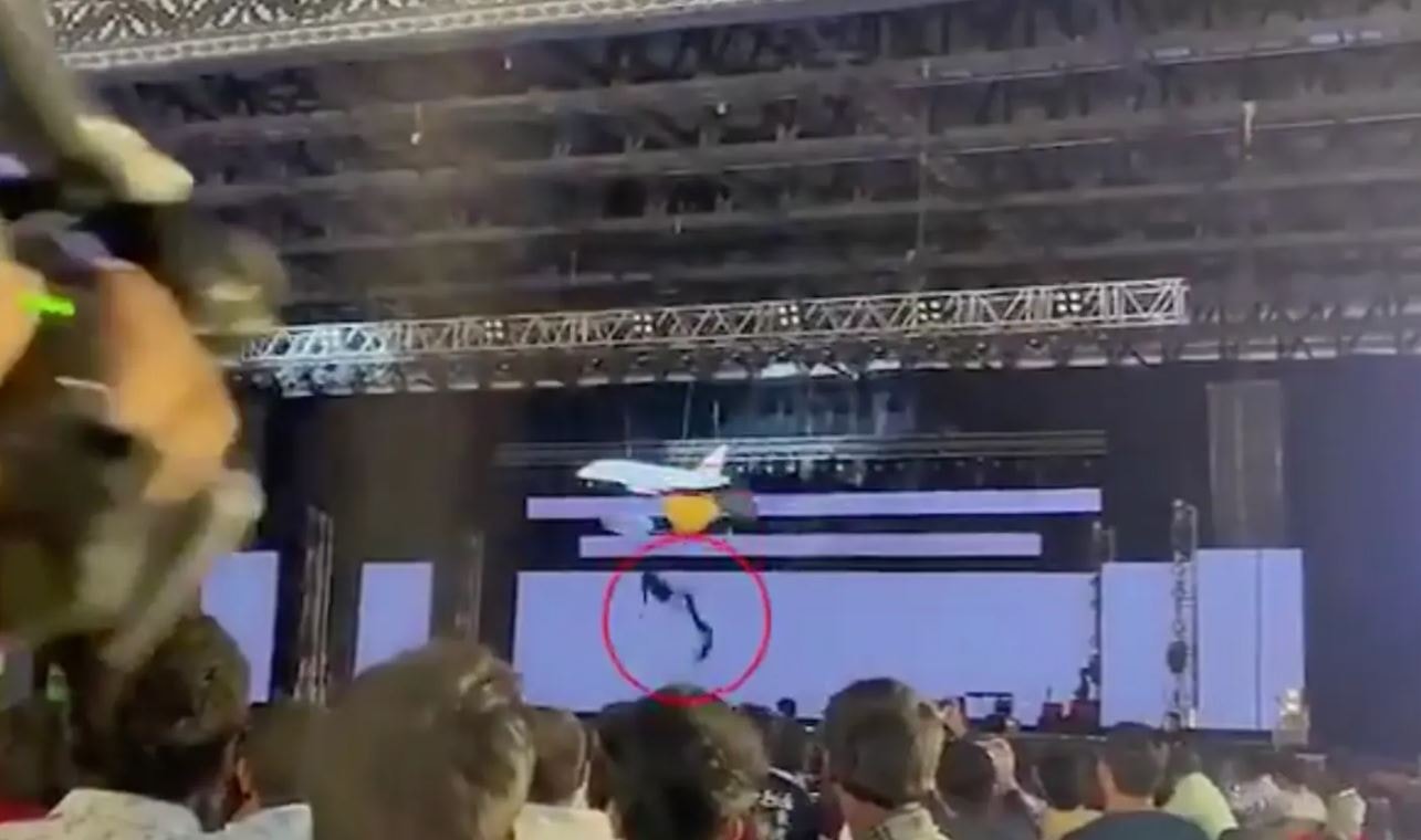 CEO'nun korkunç ölümü: Çalışanların önünde sahnede metrelerce düştü