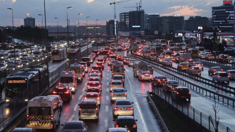 İstanbul'da yağış trafiği... Bağlantı noktaları yoğunlaştı