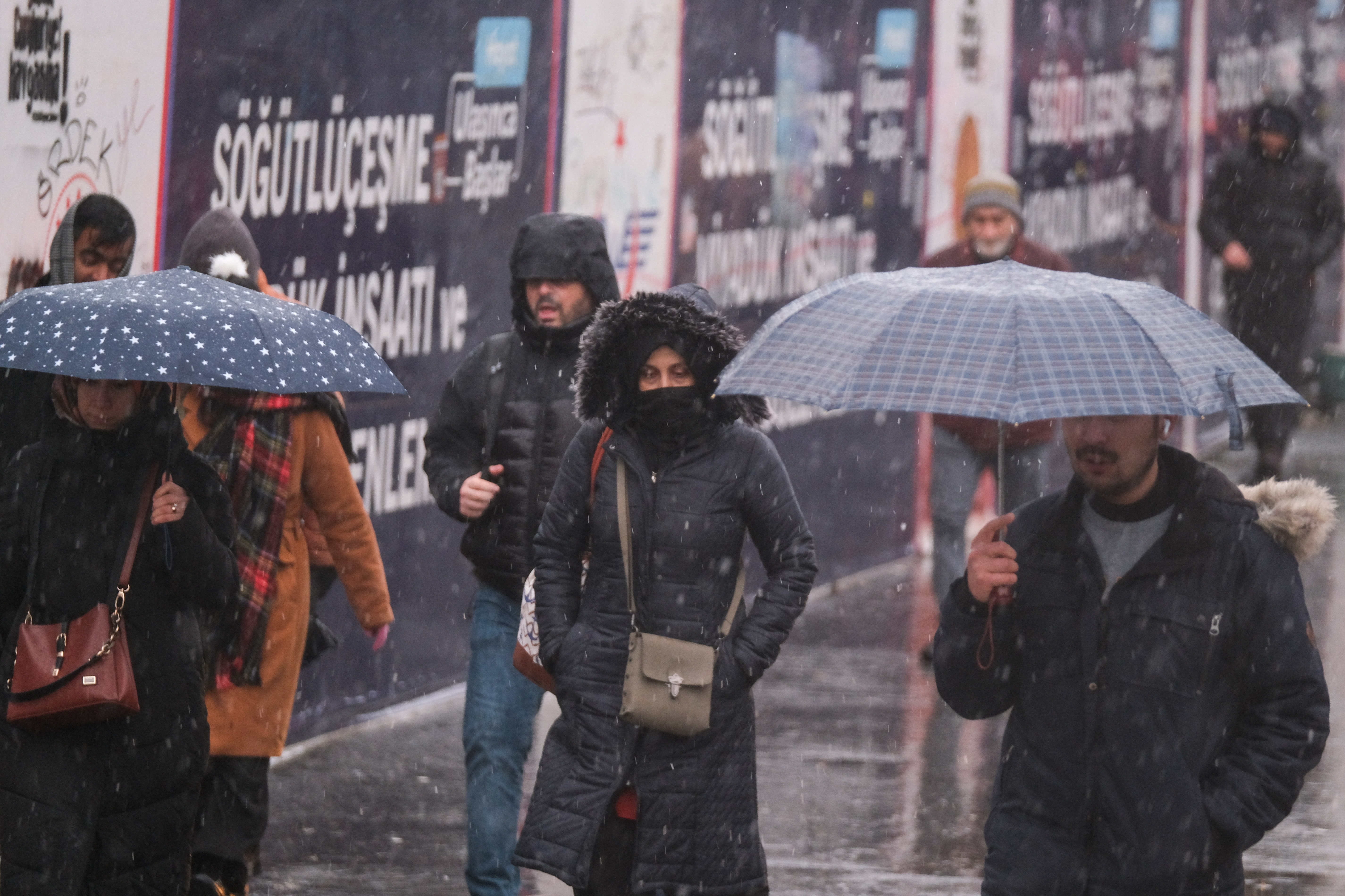 Soğuk hava etkisini gösterdi, İstanbul'da kar başladı