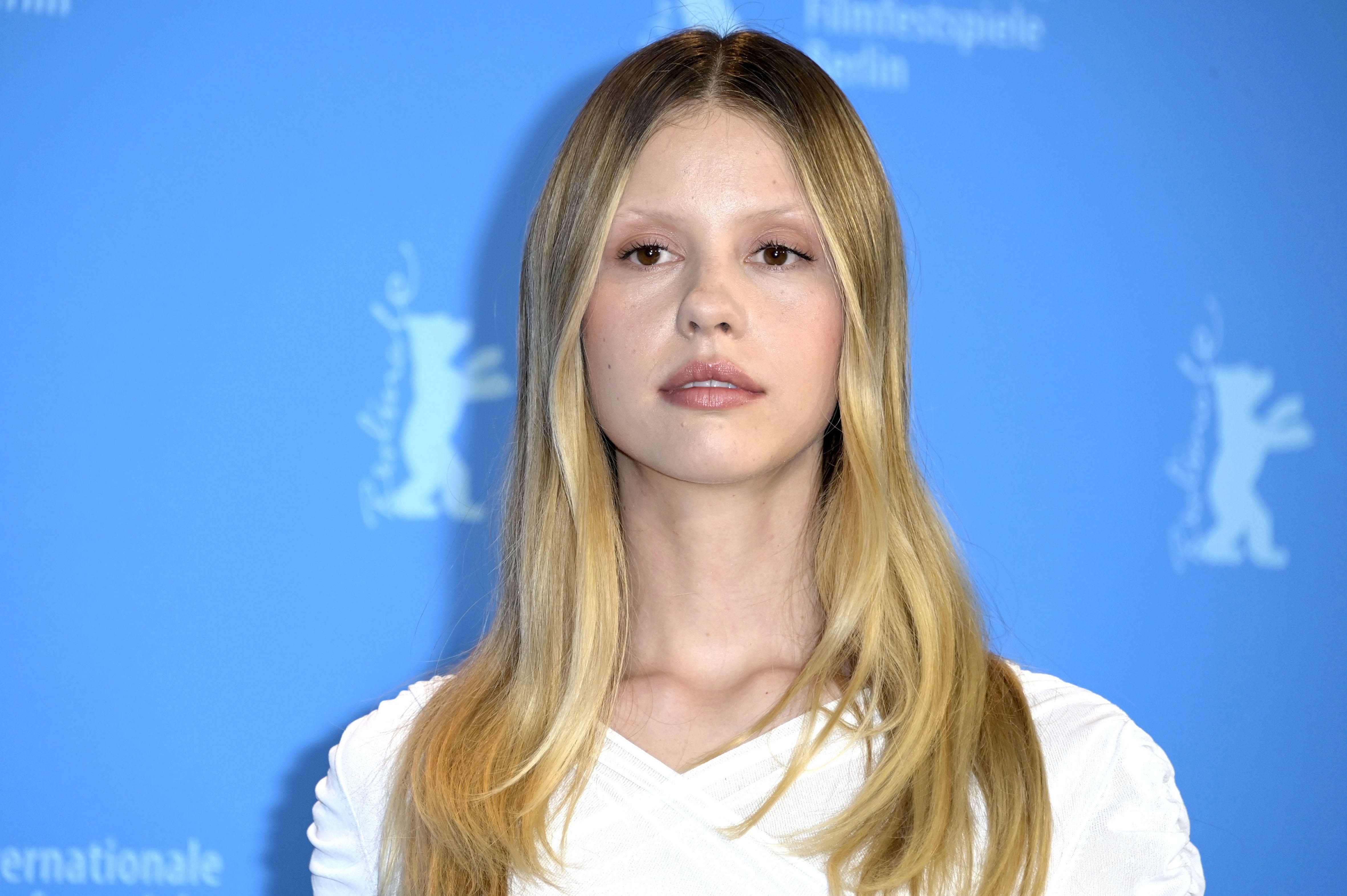 Ünlü oyuncu Mia Goth hakkında şoke eden iddia: Tekme atarak darp etti