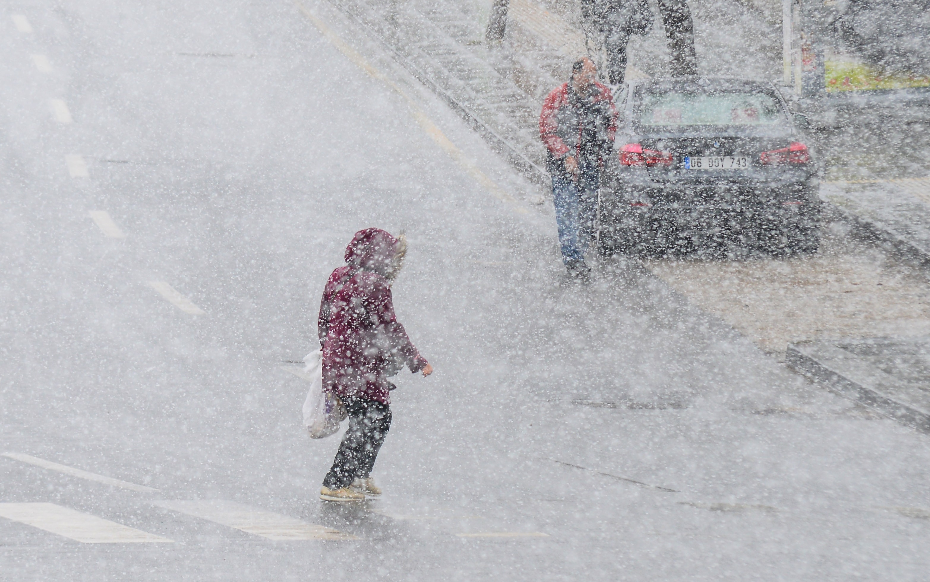 Yağış başladı, soğuk yolda... Hava durumu sertleşiyor