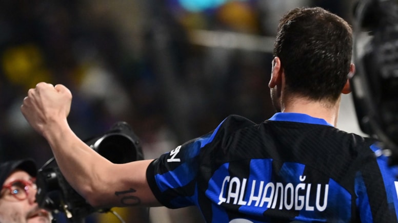 Inter Napoli'yi yendi, Hakan Çalhanoğlu kupayı kaldırdı