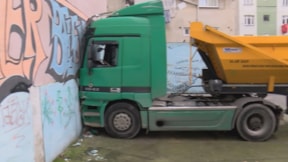 Esenler'de hafriyat kamyonunun çarptığı apartman boşaltıldı