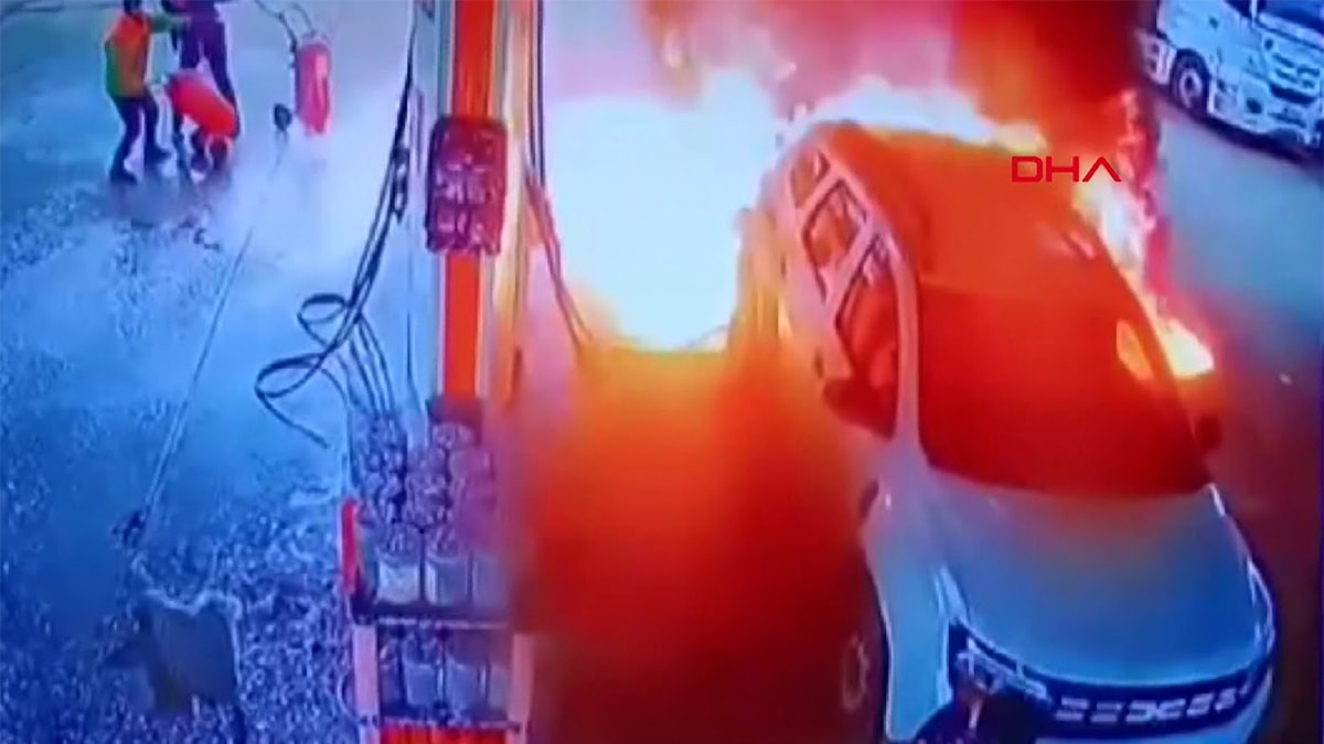 Akaryakıt istasyonunda otomobil alev alev yandı