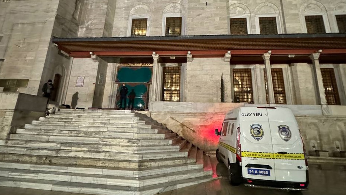 İstanbul'da camide slogan attı, imamı ve yanındaki kişiyi bıçakladı